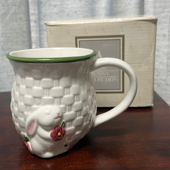 Avon basketweave Bunny Rabbit Mug in original box - Picture 4 of 13
